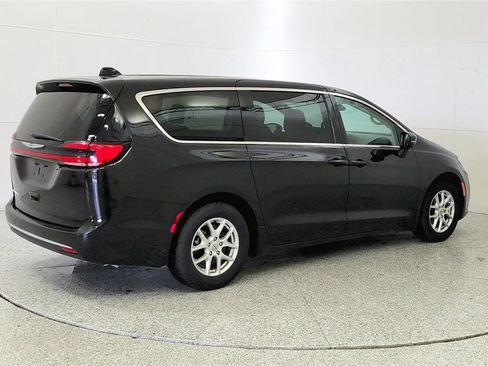 Used 2023 Chrysler Pacifica Touring-L FWD image 8