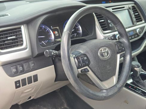 Used 2019 Toyota Highlander XLE FWD image 10
