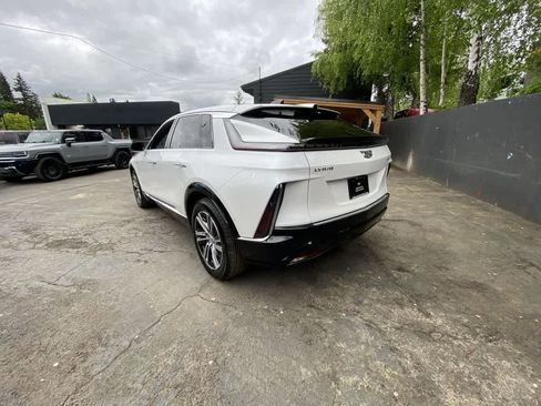 Certified 2025 Cadillac Lyriq Luxury AWD/4WD image 4