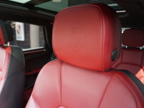 Certified 2023 Porsche Macan S AWD/4WD image 18