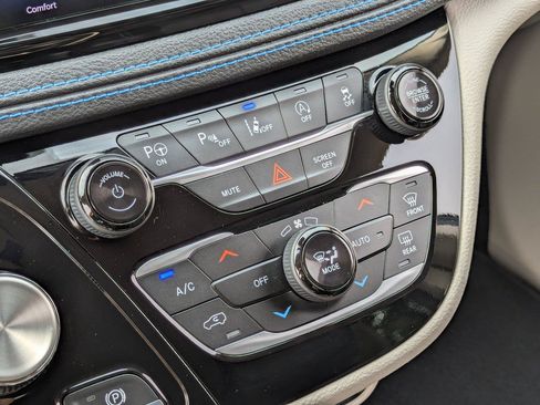 Used 2021 Chrysler Pacifica Touring-L w/ Uconnect Theater Family Group AWD/4WD image 24