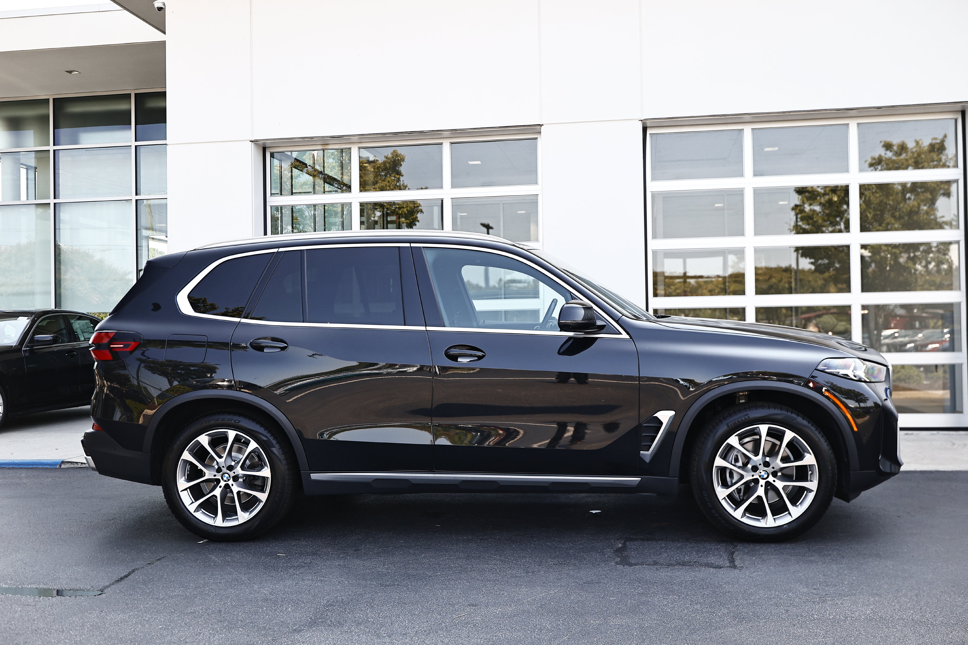 Used 2024 BMW X5 xDrive40i w/ Parking Assistance Package AWD/4WD image 4