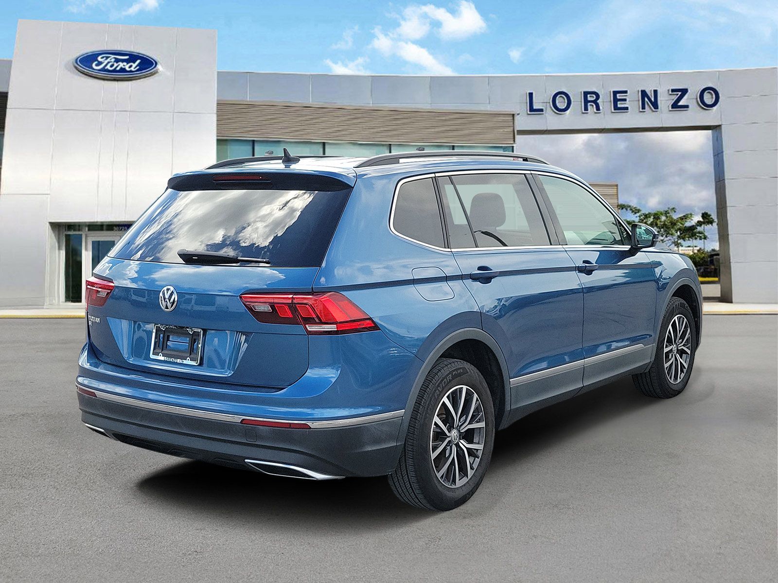 Used 2020 Volkswagen Tiguan SE w/ Panoramic Sunroof Package FWD image 5