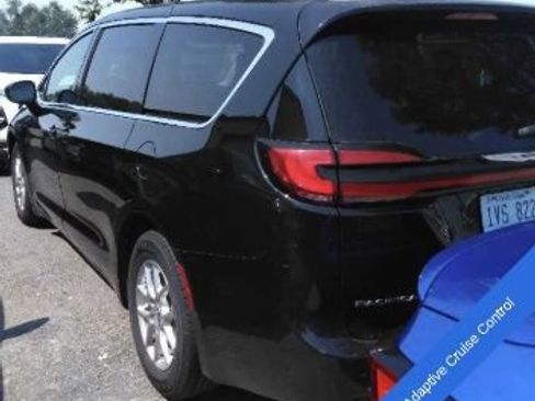 Used 2024 Chrysler Pacifica Touring-L FWD image 4