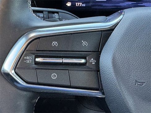 Used 2025 Chevrolet Traverse LT image 16