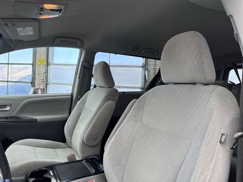 Used 2015 Toyota Sienna LE image 10