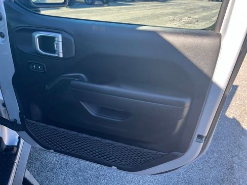 Used 2022 Jeep Wrangler Unlimited Rubicon w/ Steel Bumper Group image 9