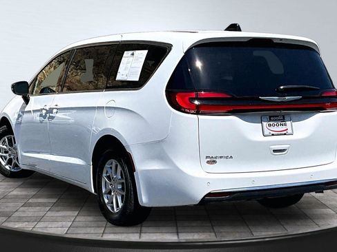 Used 2025 Chrysler Pacifica Select FWD image 2