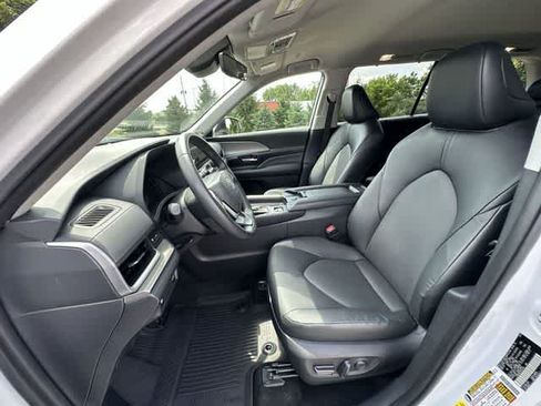 Used 2024 Toyota Grand Highlander AWD image 16