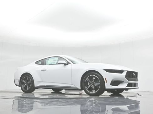 Used 2025 Ford Mustang Coupe RWD image 3