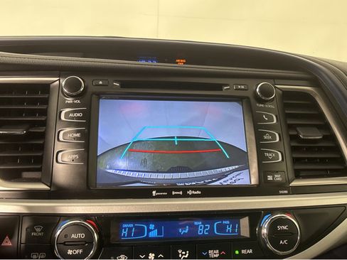 Used 2019 Toyota Highlander XLE image 32