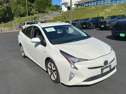 Used 2016 Toyota Prius Three Touring FWD image 5