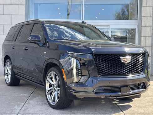 Used 2025 Cadillac Escalade Sport Platinum AWD/4WD image 2