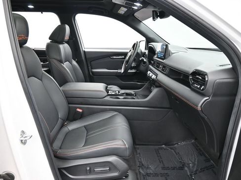 Certified 2025 Honda Pilot TrailSport image 38