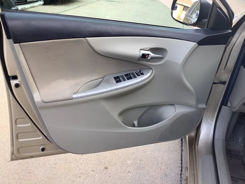 Used 2013 Toyota Corolla LE FWD image 25