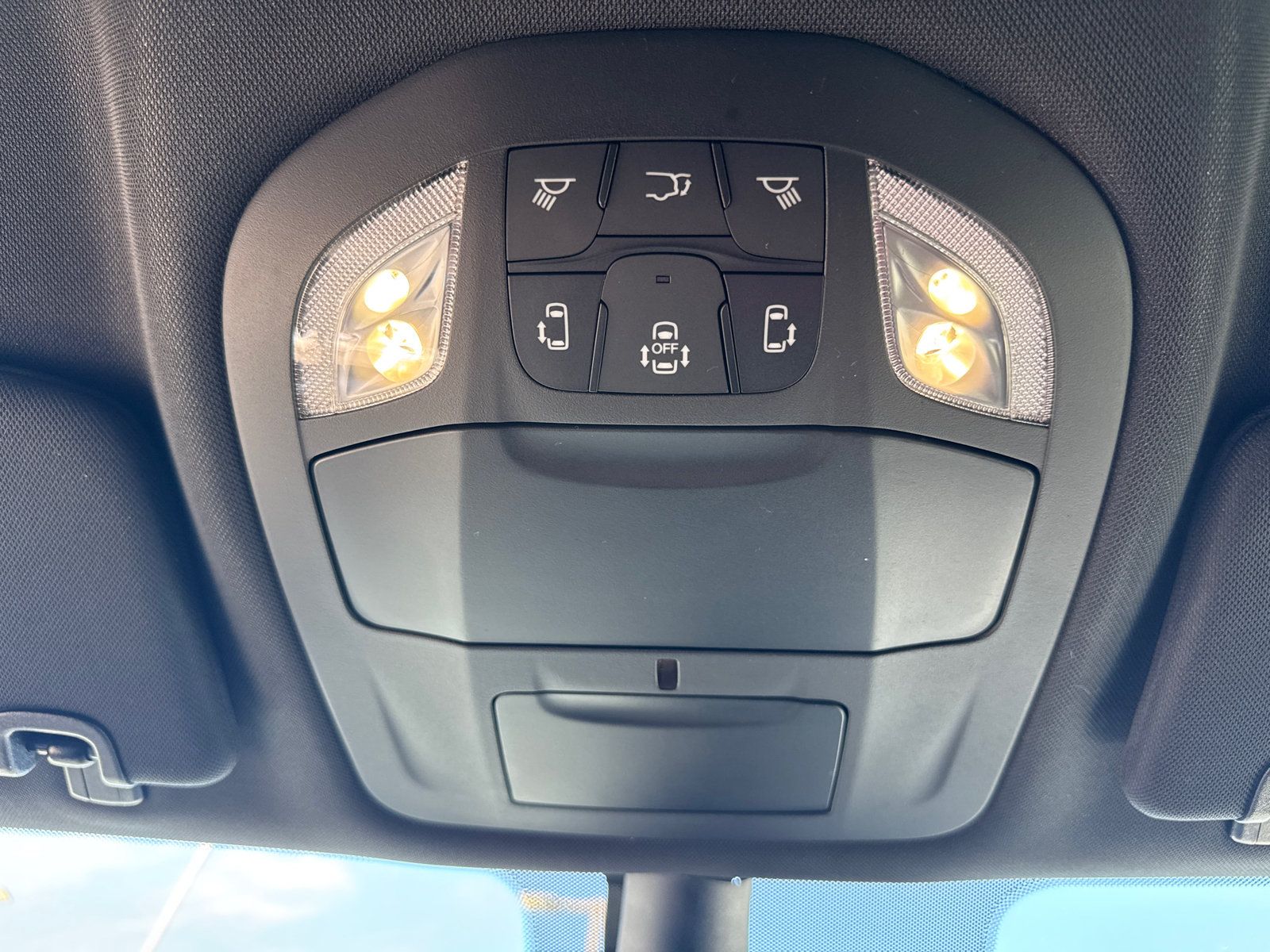 Used 2025 Chrysler Pacifica Select FWD image 10