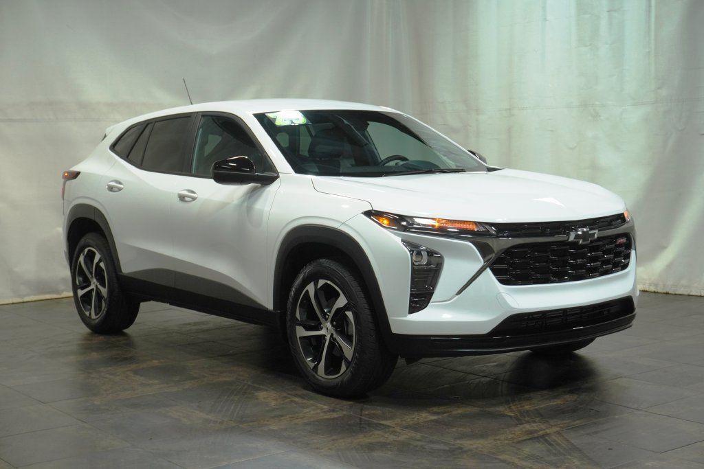 Used 2025 Chevrolet Trax RS w/ Driver Confidence Package FWD image 1