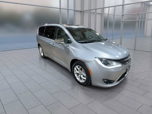 Used 2019 Chrysler Pacifica Limited image 2