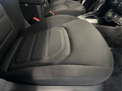 Used 2022 Jeep Renegade Latitude w/ Convenience Group AWD/4WD image 38