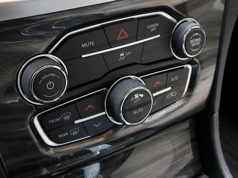 Used 2018 Chrysler 300 Touring L image 31