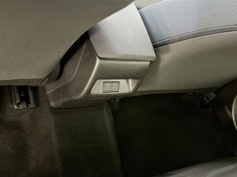 Used 2025 Toyota Corolla LE image 28