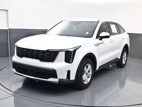 Used 2025 Kia Sorento LX FWD image 1