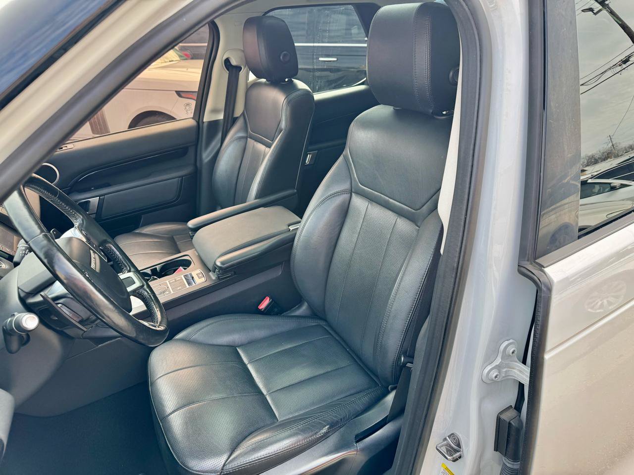 Used 2017 Land Rover Discovery SE AWD/4WD image 12