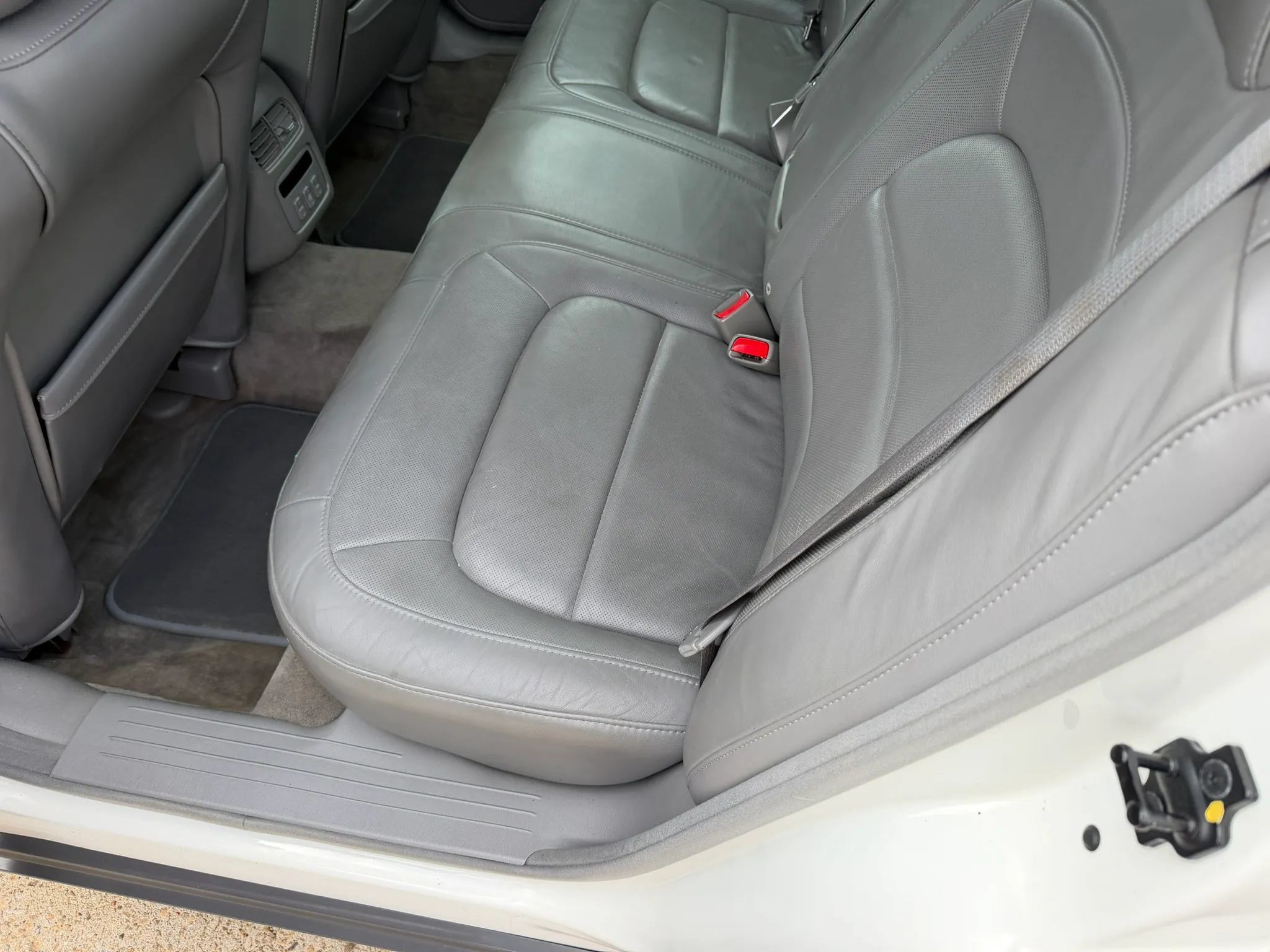 Used 2004 Cadillac De Ville w/ Equipment Group FWD image 13
