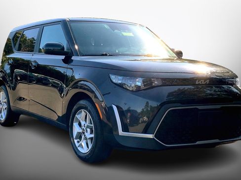 Used 2023 Kia Soul LX w/ LX Technology Package image 3