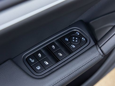 New 2025 Porsche Cayenne E-Hybrid image 24