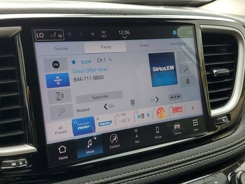 Used 2024 Chrysler Pacifica Limited FWD image 18