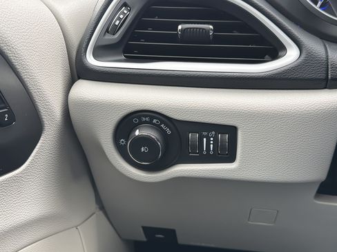 Used 2023 Chrysler Pacifica Touring-L FWD image 15