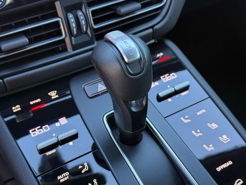 Certified 2025 Porsche Macan AWD/4WD image 16
