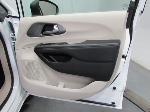 Used 2023 Chrysler Pacifica Touring-L FWD image 16