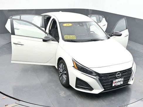 Used 2025 Nissan Altima 2.5 SV image 58