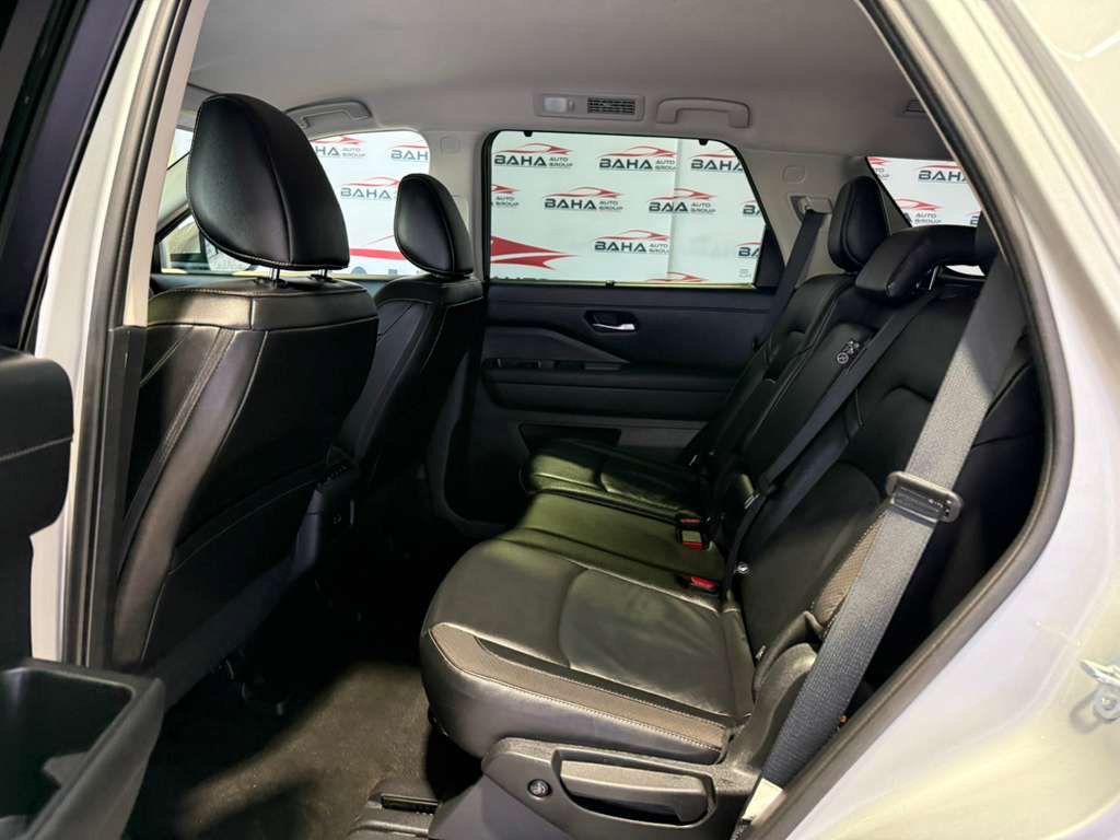 Used 2025 Nissan Pathfinder SL FWD image 32