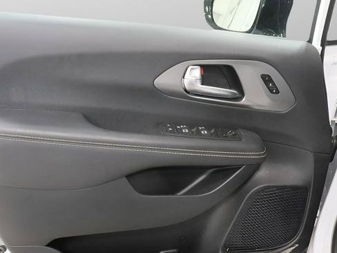 Used 2026 Chrysler Pacifica Select FWD image 21