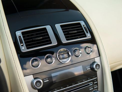 Used 2013 Aston Martin V8 Vantage Roadster RWD image 33