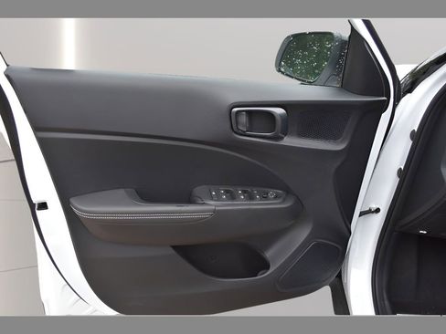 Used 2025 Hyundai Venue Limited FWD image 16