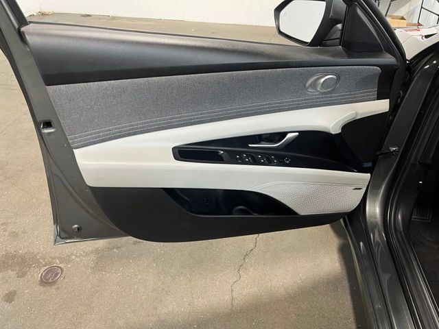 Used 2025 Hyundai Elantra Limited FWD image 25