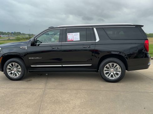 Used 2025 GMC Yukon XL Denali w/ Sun & Power Step Package image 5