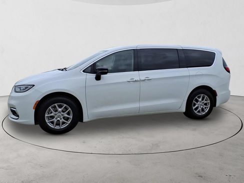 Used 2024 Chrysler Pacifica Touring-L FWD image 8
