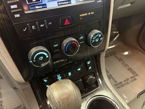 Used 2015 Chevrolet Traverse LT w/ Style and Technology Package image 17