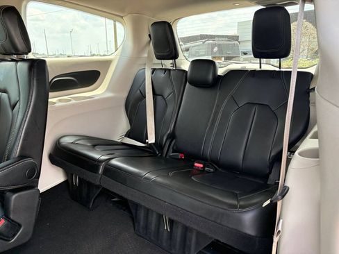 Used 2023 Chrysler Pacifica Touring-L FWD image 13