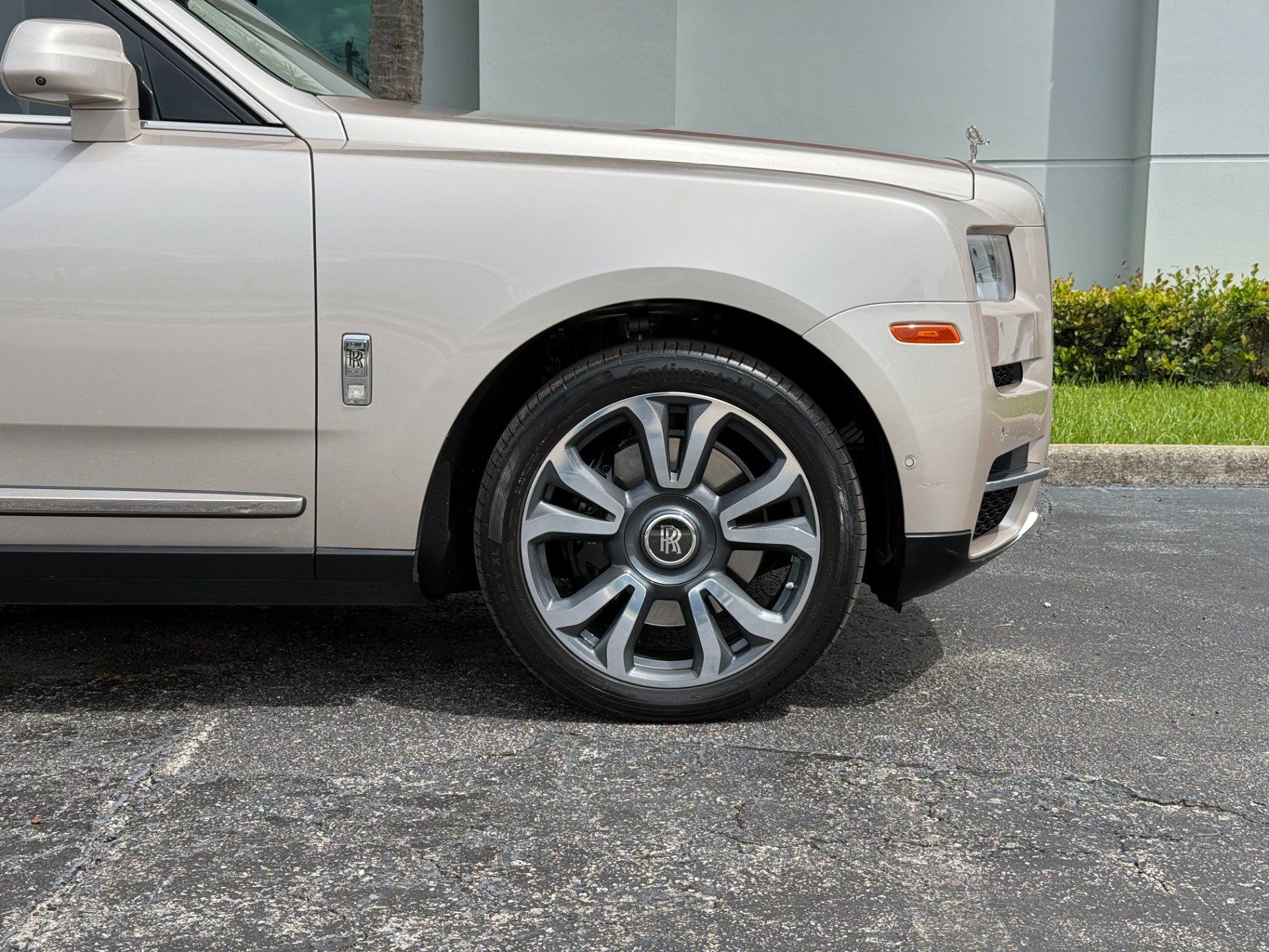 Used 2020 Rolls-Royce Cullinan AWD/4WD image 3