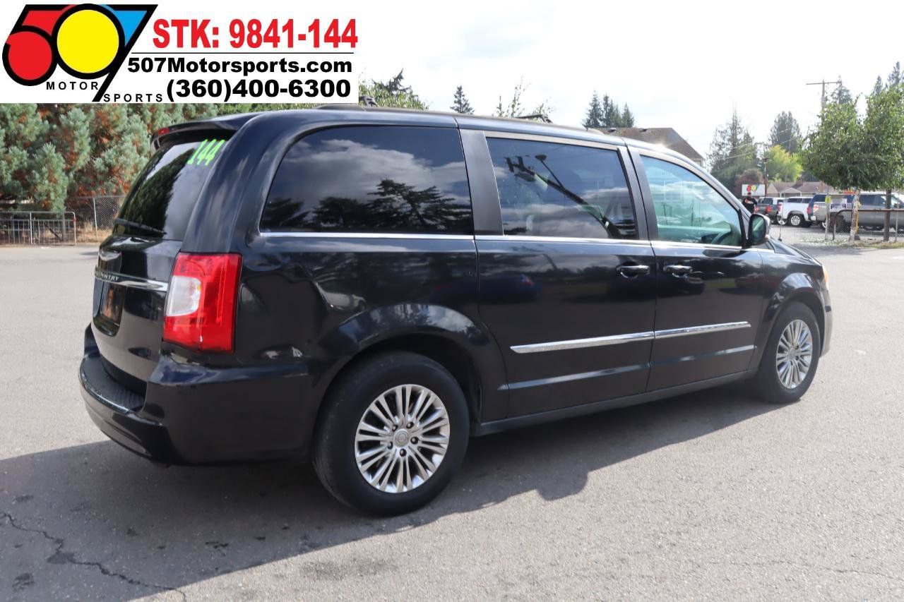 Used 2014 Chrysler Town & Country Touring-L FWD image 7