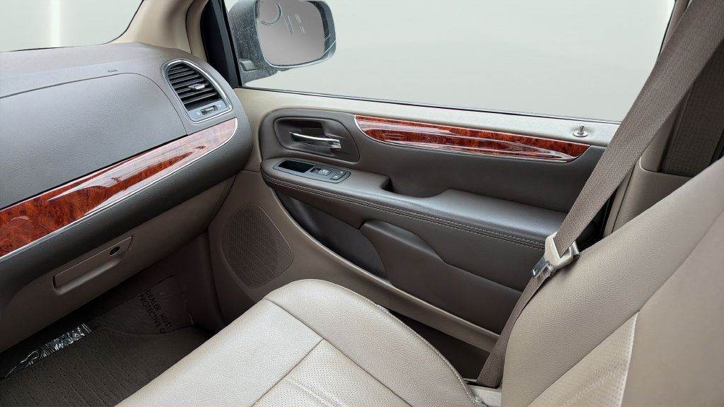 Used 2015 Chrysler Town & Country Touring-L w/ Driver Convenience Group FWD image 17