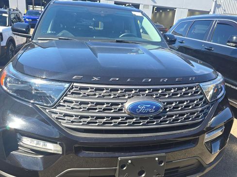 Used 2022 Ford Explorer XLT w/ Equipment Group 202A image 3