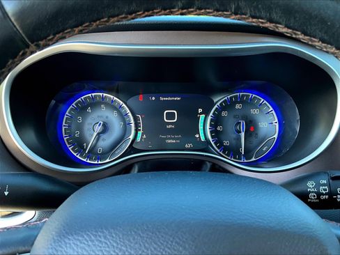 Used 2018 Chrysler Pacifica Touring-L Plus FWD image 12