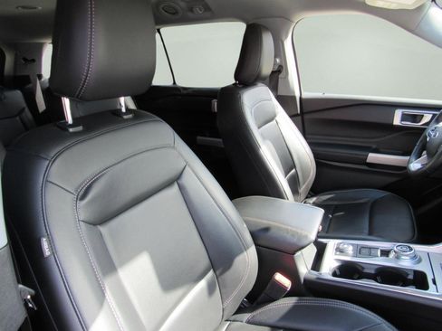 Used 2022 Ford Explorer XLT w/ Equipment Group 202A image 31